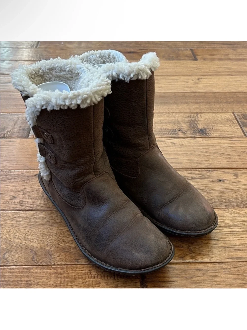 UGG Akadia Boots Stout Brown Leather Shearling Lined Size 8